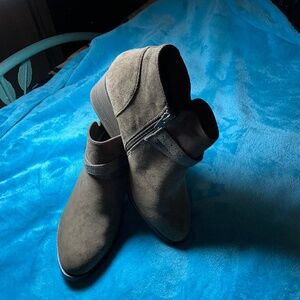 Woman’s Sonoma brown suede ankle booties